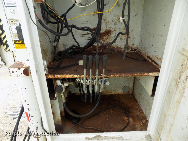 image for item FJ9282 2004 International 4300 service truck with crane