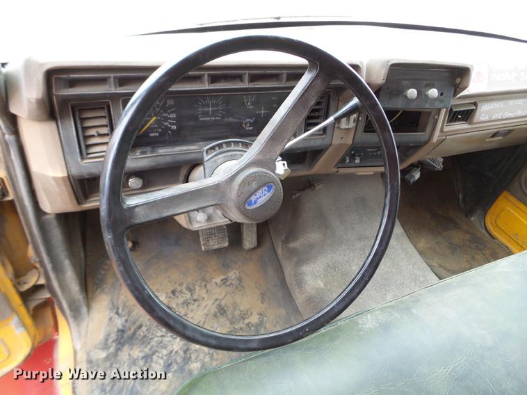 image for item FM9273 1991 Ford F700 service truck