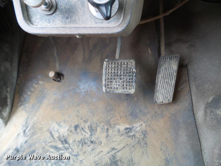 image for item FM9273 1991 Ford F700 service truck