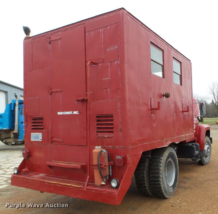 image for item FM9273 1991 Ford F700 service truck