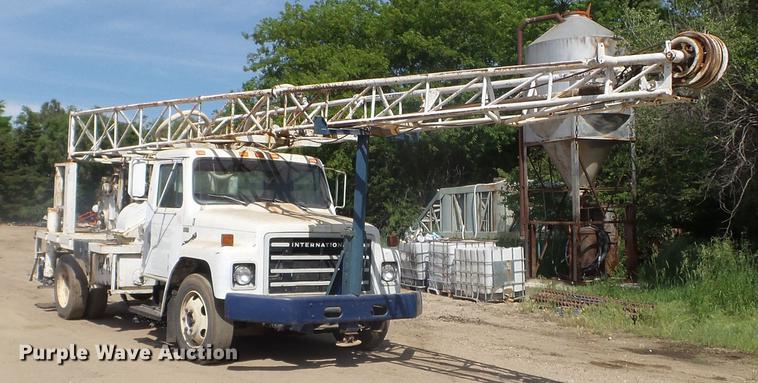 image for item FM9369 1985 International 1600 drilling rig truck