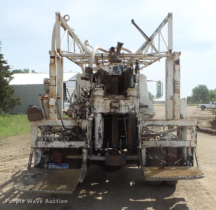 image for item FM9369 1985 International 1600 drilling rig truck