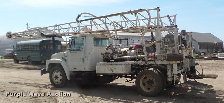 image for item FM9369 1985 International 1600 drilling rig truck