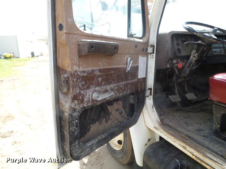 image for item FM9369 1985 International 1600 drilling rig truck