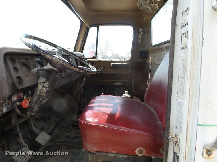 image for item FM9369 1985 International 1600 drilling rig truck