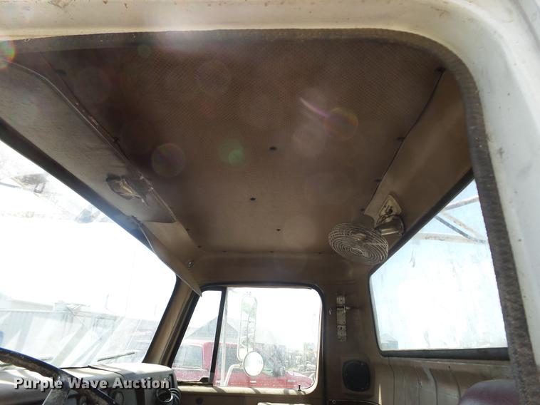 image for item FM9369 1985 International 1600 drilling rig truck