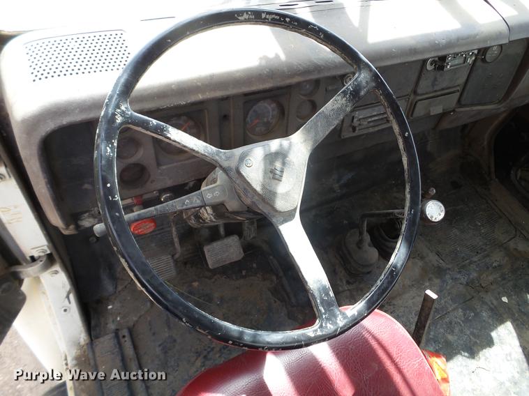 image for item FM9369 1985 International 1600 drilling rig truck