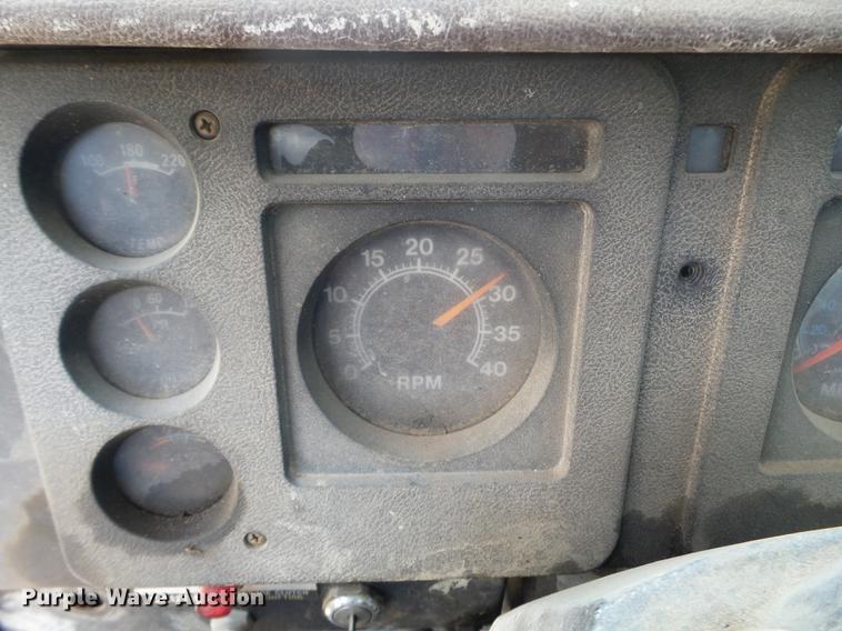 image for item FM9369 1985 International 1600 drilling rig truck