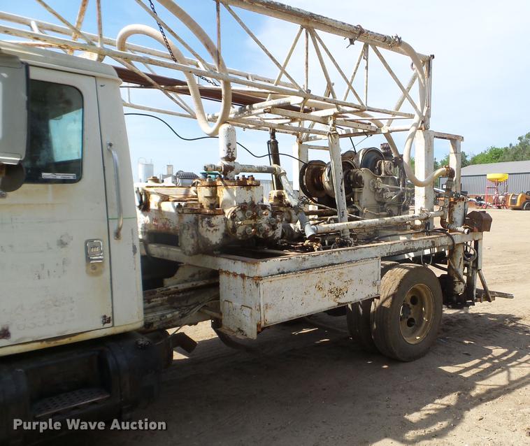 image for item FM9369 1985 International 1600 drilling rig truck