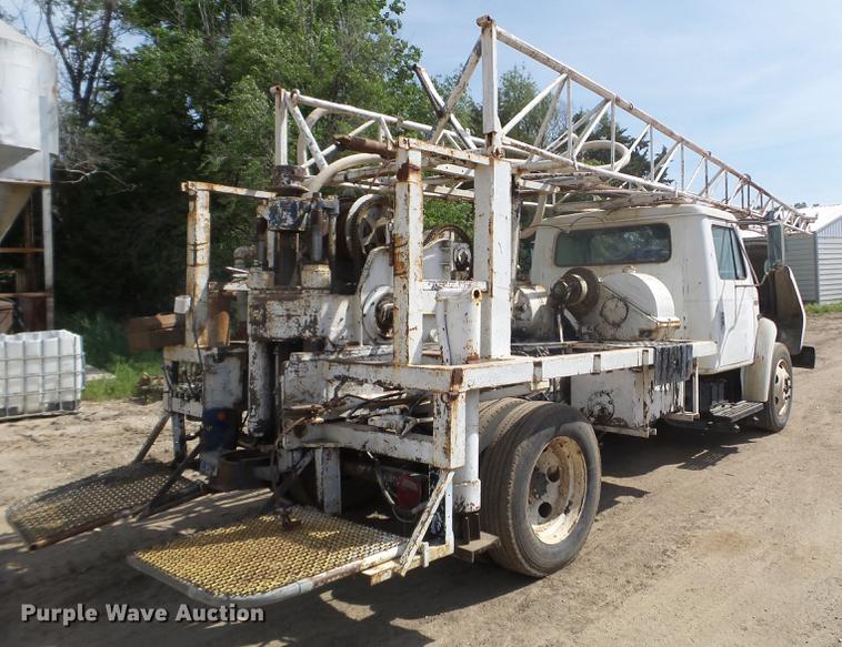 image for item FM9369 1985 International 1600 drilling rig truck