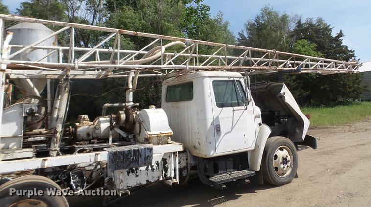image for item FM9369 1985 International 1600 drilling rig truck