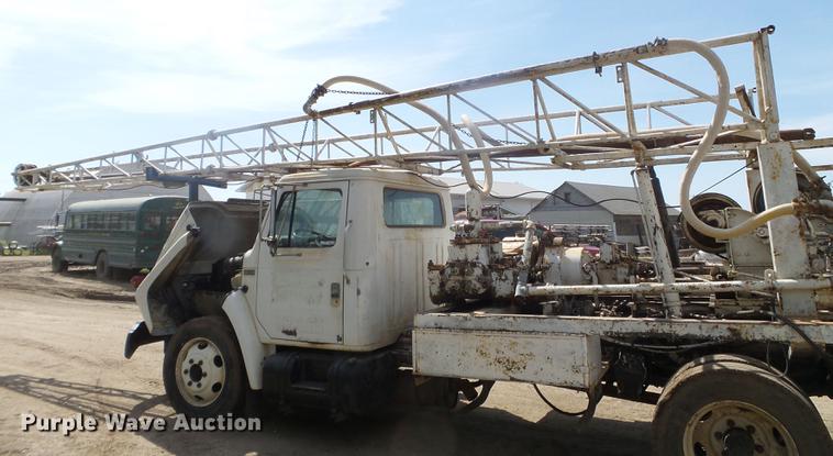 image for item FM9369 1985 International 1600 drilling rig truck