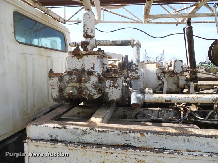 image for item FM9369 1985 International 1600 drilling rig truck