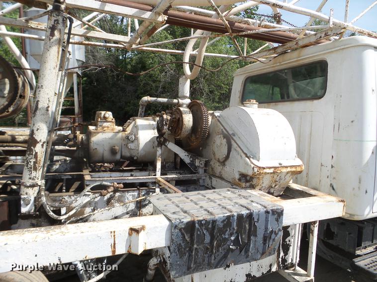 image for item FM9369 1985 International 1600 drilling rig truck