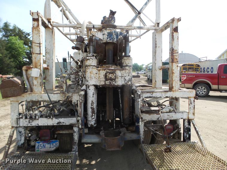 image for item FM9369 1985 International 1600 drilling rig truck