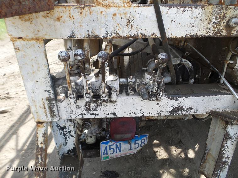 image for item FM9369 1985 International 1600 drilling rig truck