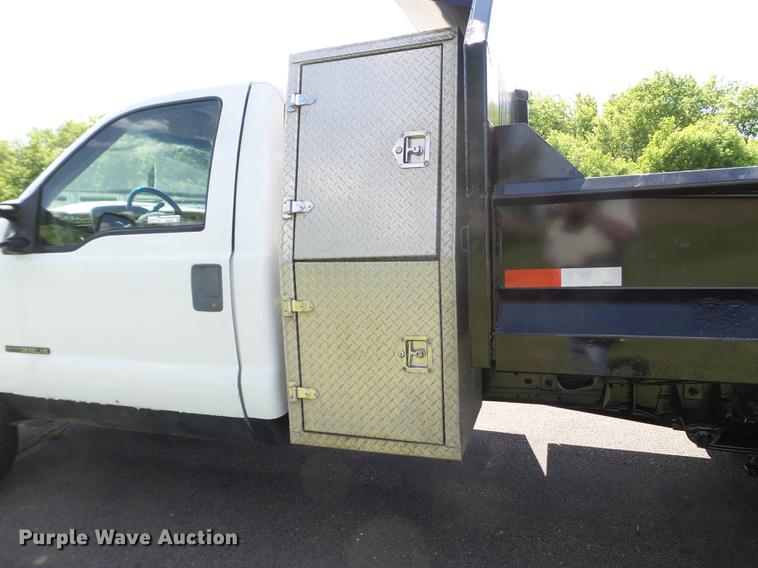 image for item FM9383 2000 Ford F550 Super Duty dump truck