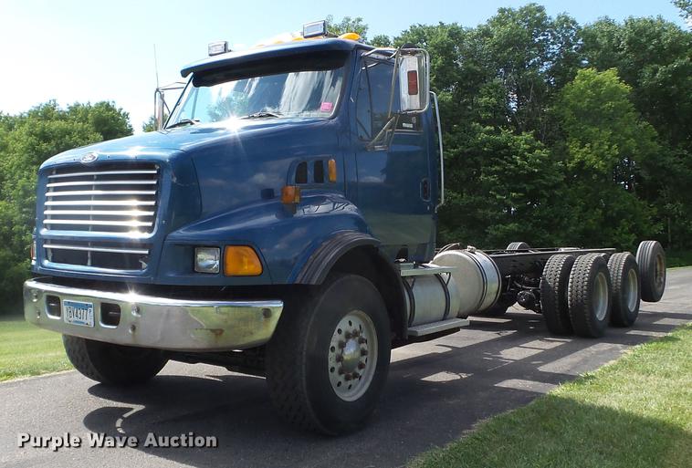 image for item FM9385 1998 Ford LTA9000 truck cab and chassis