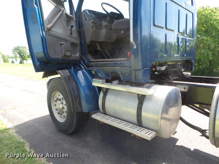 image for item FM9385 1998 Ford LTA9000 truck cab and chassis