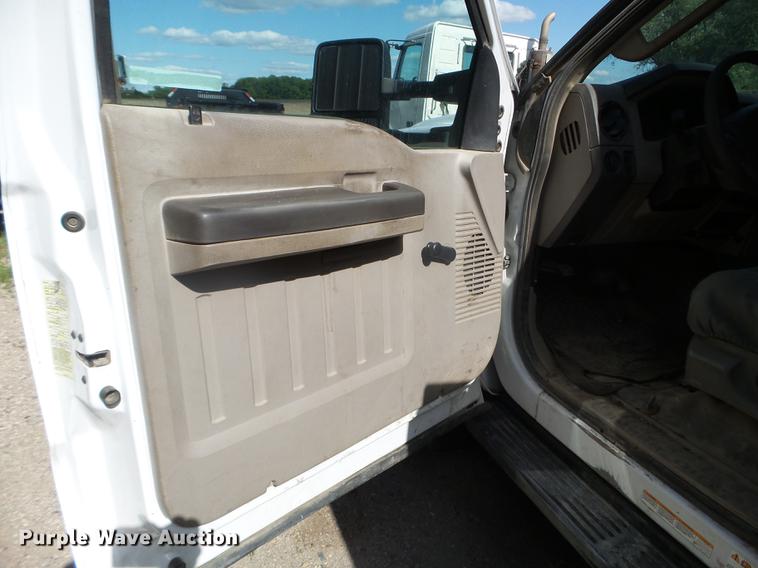 image for item FM9386 2009 Ford F550 Super Duty service truck with crane