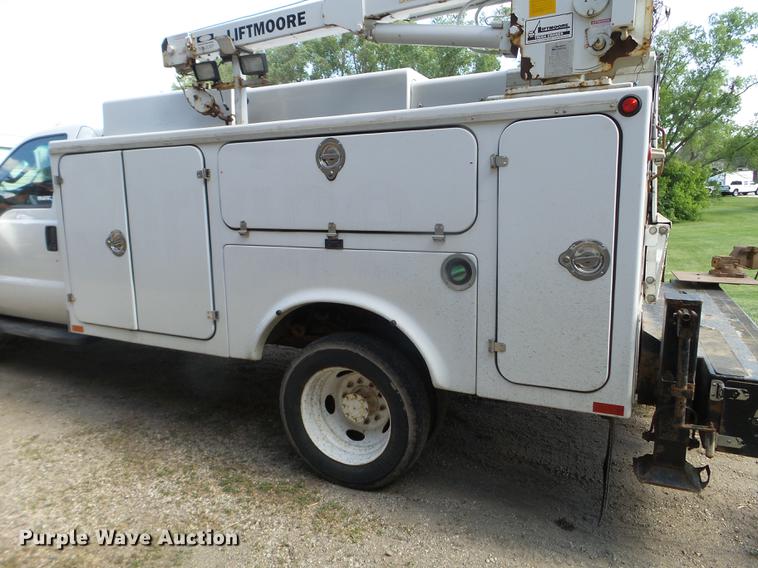 image for item FM9386 2009 Ford F550 Super Duty service truck with crane