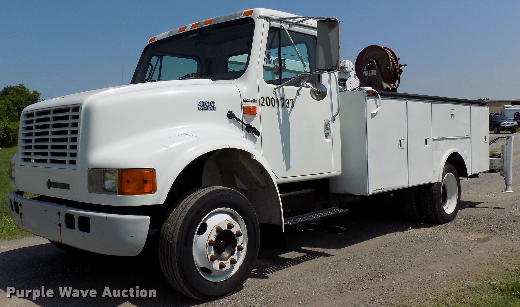 2001 International 4700 service truck with crane in Collinsville, OK