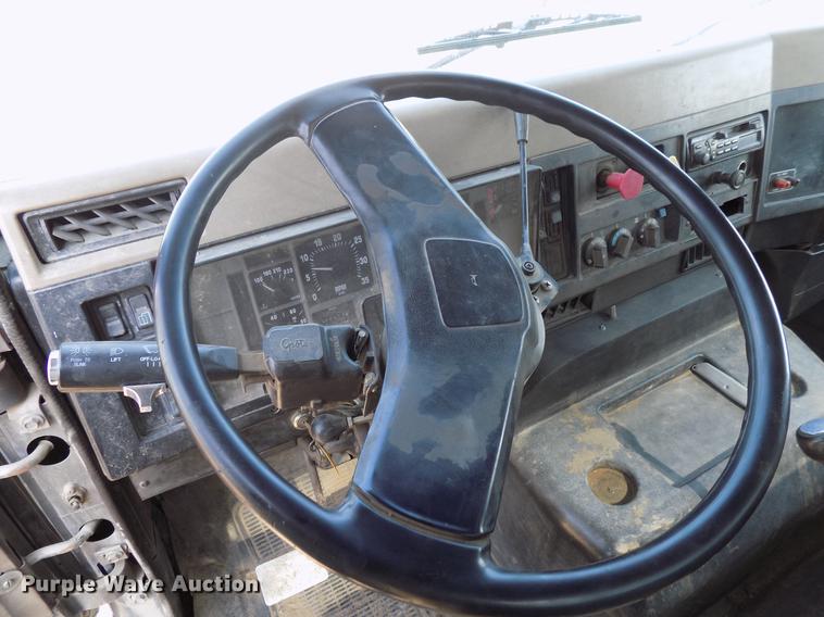 image for item DB9549 1995 International 8100 semi truck