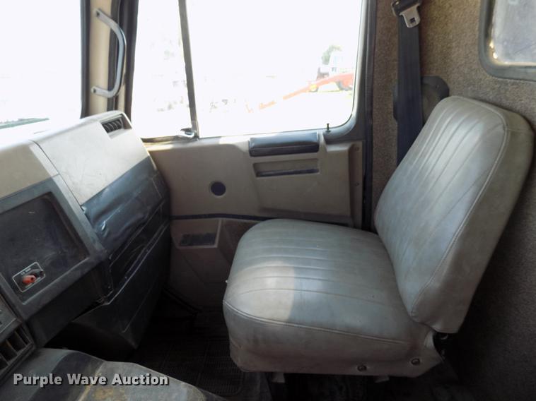 image for item DB9549 1995 International 8100 semi truck