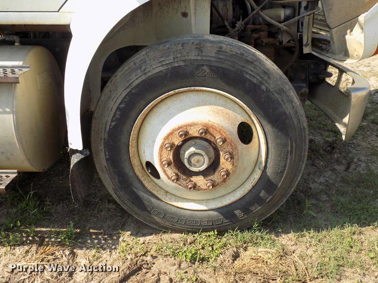 image for item DB9549 1995 International 8100 semi truck