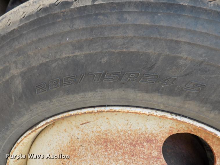 image for item DB9549 1995 International 8100 semi truck