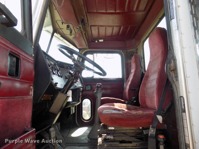 image for item DB9550 1990 Peterbilt semi truck