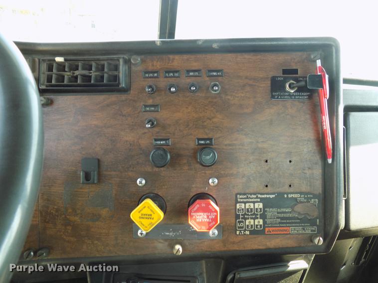 image for item DB9550 1990 Peterbilt semi truck