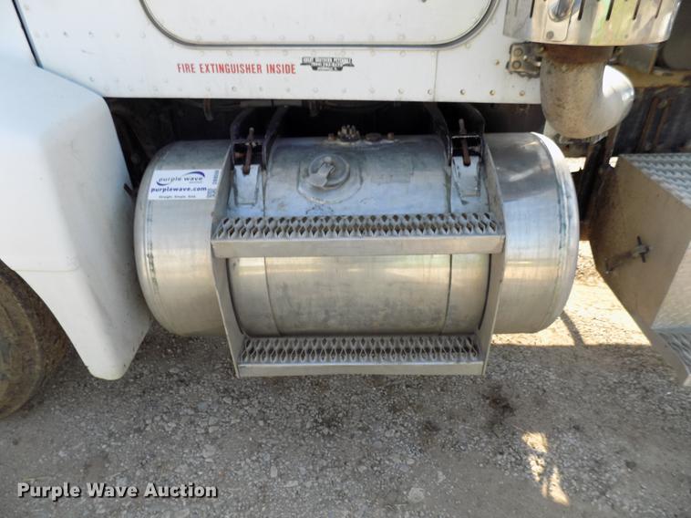 image for item DB9550 1990 Peterbilt semi truck