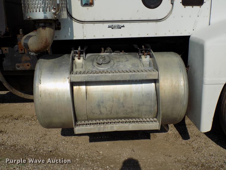 image for item DB9550 1990 Peterbilt semi truck