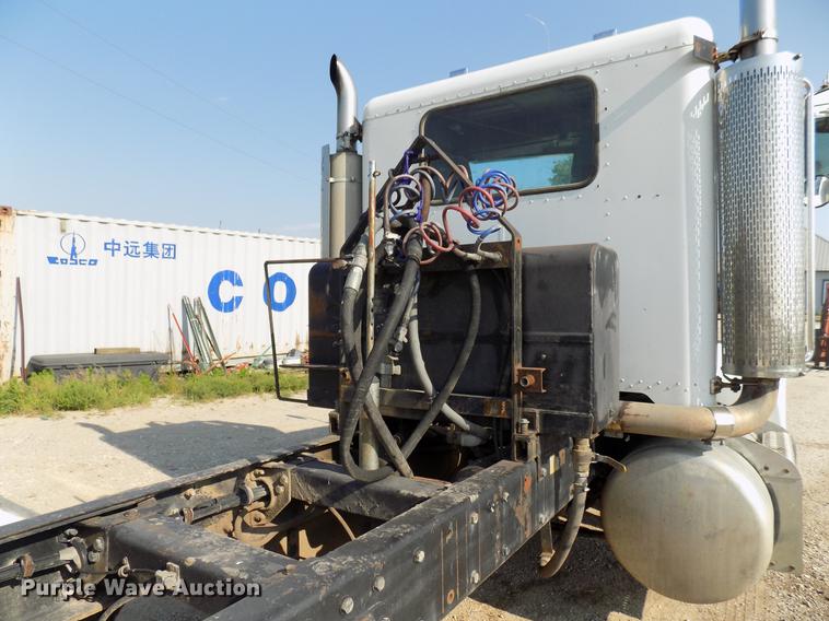 image for item DB9550 1990 Peterbilt semi truck