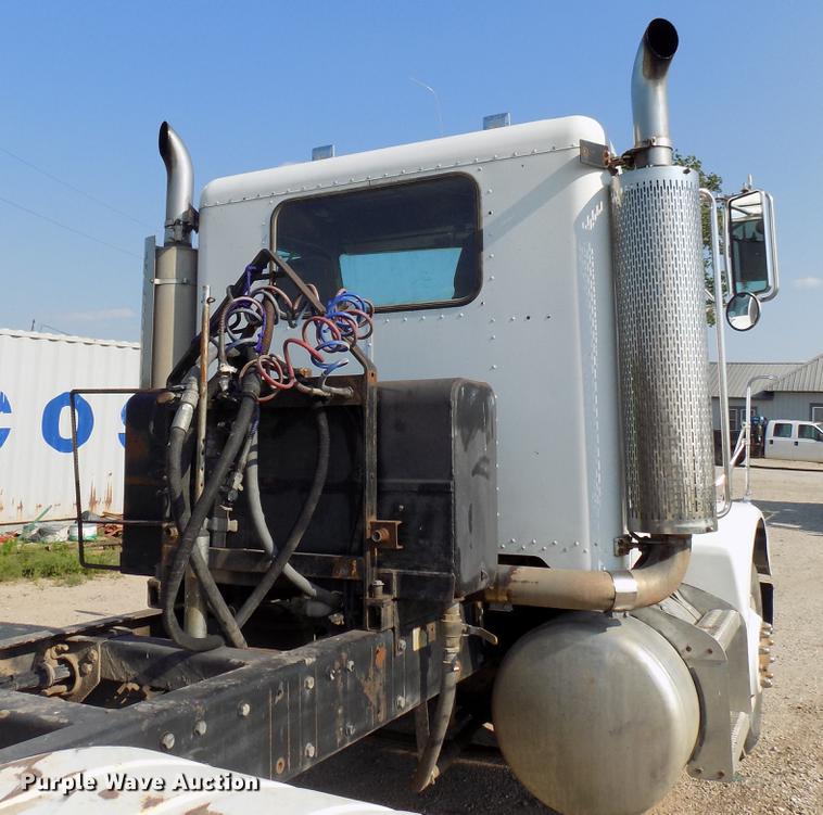 image for item DB9550 1990 Peterbilt semi truck