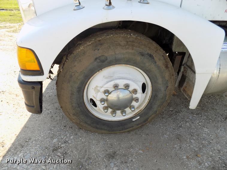 image for item DB9550 1990 Peterbilt semi truck