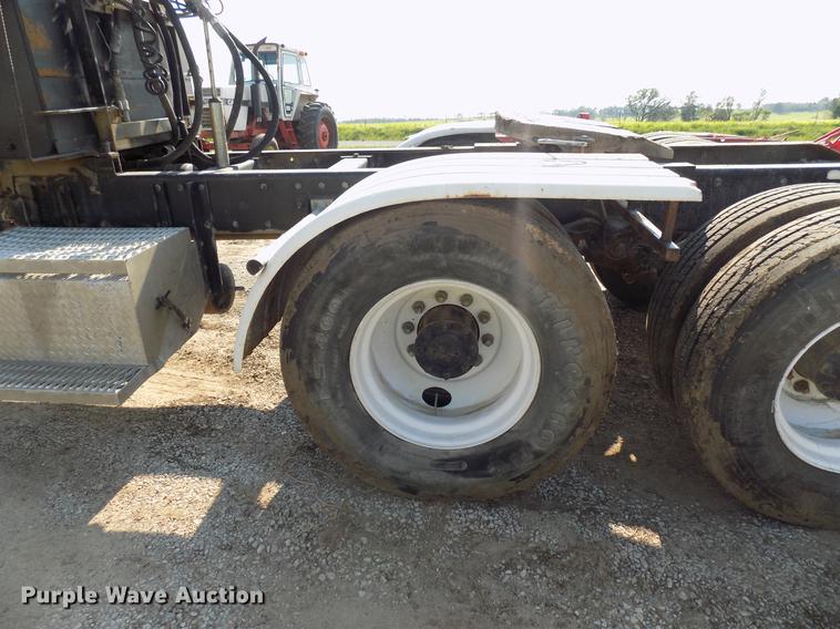 image for item DB9550 1990 Peterbilt semi truck