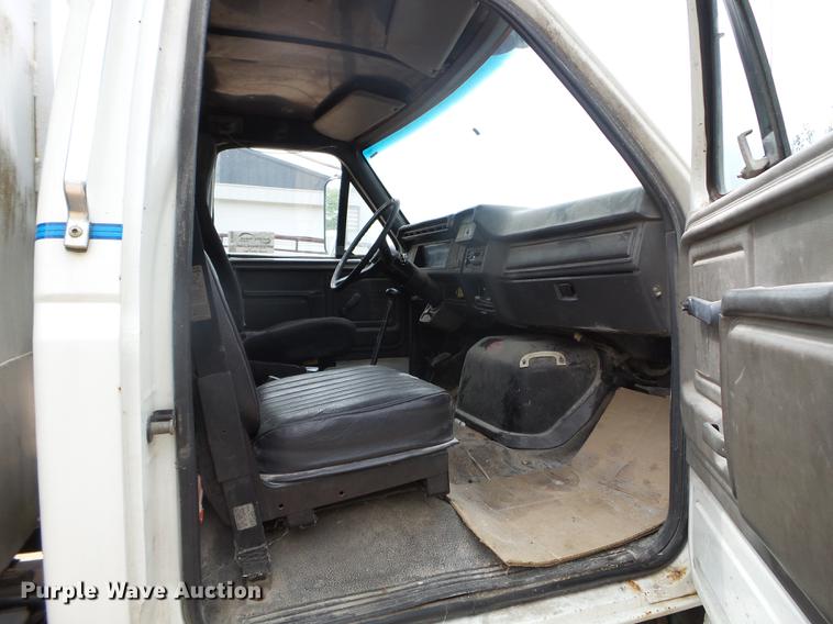 image for item DC4555 1990 Ford F800 feed delivery truck