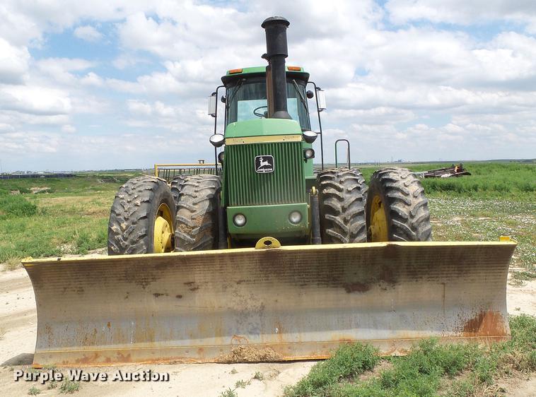 image for item DC5136 1981 John Deere 8640 4WD tractor