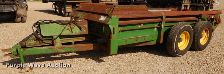 image for item DC8692 John Deere 780 manure spreader