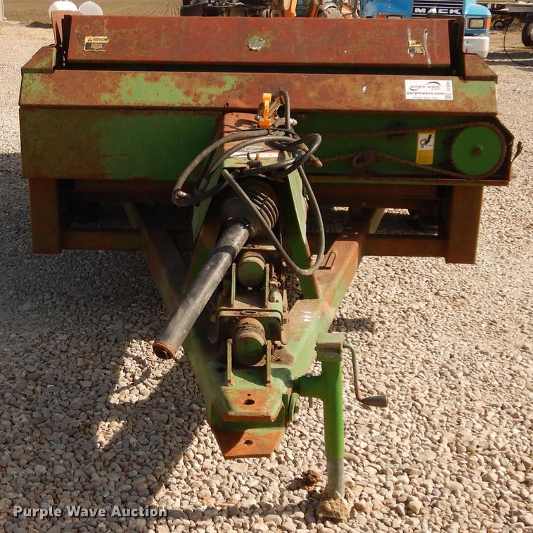 image for item DC8692 John Deere 780 manure spreader