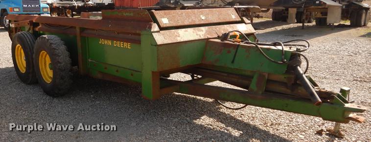 image for item DC8692 John Deere 780 manure spreader
