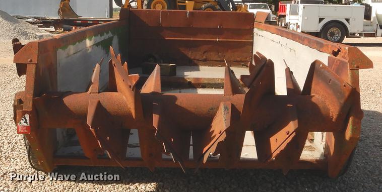image for item DC8692 John Deere 780 manure spreader