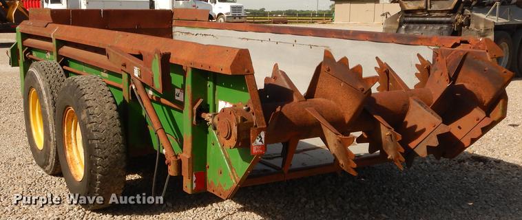 image for item DC8692 John Deere 780 manure spreader