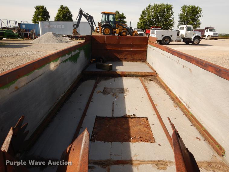 image for item DC8692 John Deere 780 manure spreader