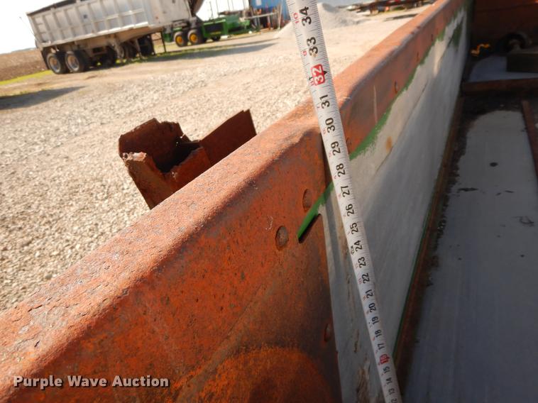 image for item DC8692 John Deere 780 manure spreader