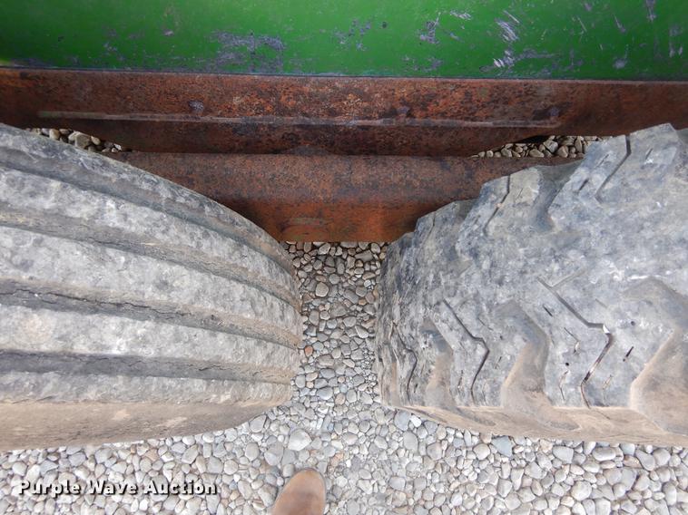 image for item DC8692 John Deere 780 manure spreader