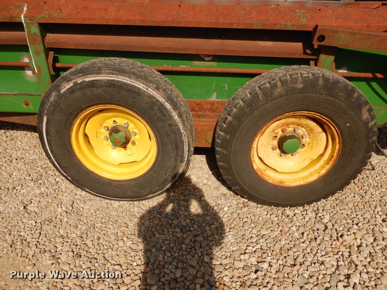image for item DC8692 John Deere 780 manure spreader