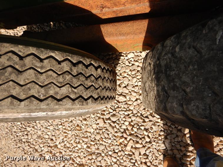 image for item DC8692 John Deere 780 manure spreader